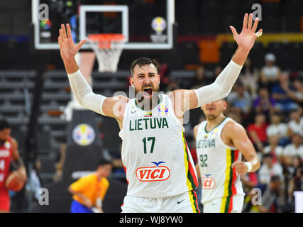 (190903) - DONGGUAN, Sept. 3, 2019 (Xinhua) - Jonas Valanciunas von Litauen feiert nach der Gruppe H Match zwischen Litauen und Kanada an der FIBA WM 2019 in Dongguan, Provinz Guangdong im Süden Chinas, Sept. 3, 2019. (Xinhua / Zhu Zheng) Stockfoto