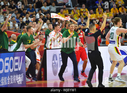 (190903) - DONGGUAN, Sept. 3, 2019 (Xinhua) - Spieler und Trainer von Litauen feiern, nachdem die Gruppe H Match zwischen Litauen und Kanada an der FIBA WM 2019 in Dongguan, Provinz Guangdong im Süden Chinas, Sept. 3, 2019. (Xinhua / Zhu Zheng) Stockfoto