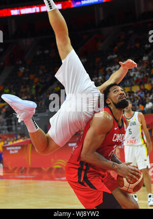 (190903) - DONGGUAN, Sept. 3, 2019 (Xinhua) - Arnas Butkevicius Litauens konkurriert mit Khem Birke (R) von Kanada die Gruppe H Match zwischen Litauen und Kanada an der FIBA WM 2019 in Dongguan, Provinz Guangdong im Süden Chinas, Sept. 3, 2019. (Xinhua / Zhu Zheng) Stockfoto