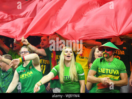 (190903) - DONGGUAN, Sept. 3, 2019 (Xinhua) - Fans von Litauen feiern, nachdem die Gruppe H Match zwischen Litauen und Kanada an der FIBA WM 2019 in Dongguan, Provinz Guangdong im Süden Chinas, Sept. 3, 2019. (Xinhua / Zhu Zheng) Stockfoto