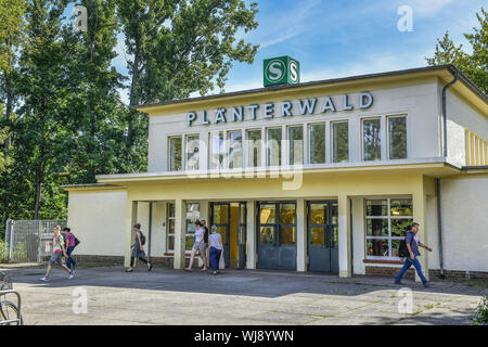 Anzeigen, Draußen, Draußen, Draußen, Außen, Bahnhof, Berlin, Deutschland, OEPNV, öffentlicher Verkehr, ÖPNV, Plaenterwald, Plänterwald, Sbahn, Stockfoto