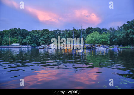 Abends, abends, abends, Aussicht, Außen, Draußen, Draußen, Außen, Licht, Berlin, Biergarten, Blaue Stunde, Deutschland, Stockfoto