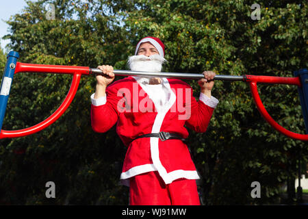 Santa claus Sport pull-up Fitness trainieren Kostüm Stockfoto