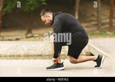 Männliche Athlet binden Laufschuhe lases sich bereit für ausführen Stockfoto