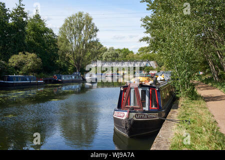 Den Fluss Lea in der Nähe von Sümpfen Hackney, London UK, mit NARROWBOATS Stockfoto