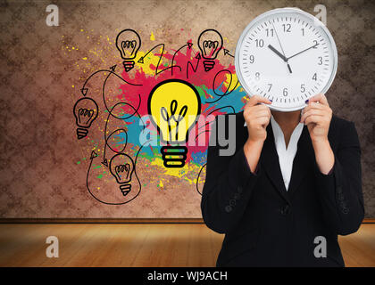 Zusammengesetztes Bild der Geschäftsfrau im Anzug hält eine Uhr Stockfoto