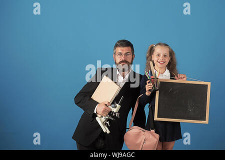 Bildung und zurück in die Schule. Lehrerin und Schülerin Stockfoto