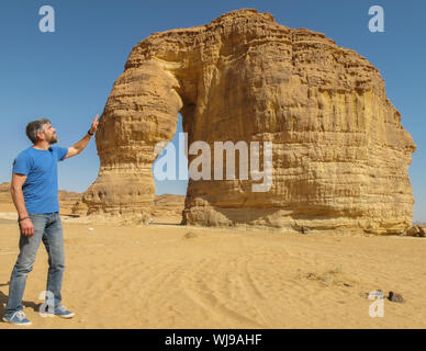 Ein Mann troked' die Felsen bekannt als der Elefant Rock in Al Ula, Saudi-Arabien (KSA). Lustiges Konzept Stockfoto