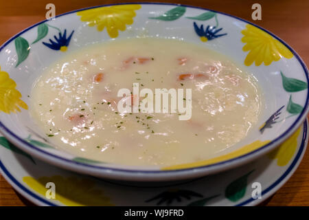 Cremige Clam Chowder Suppe in eine Schüssel geben. Stockfoto