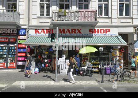 Alltag, alltägliche Szene, Auslaenderin, Auslaenderinnen, Ausländer, Ausländerin, Ausländerinnen, Berlin, Billig, genehmigt, billiger, billig, boutiqu Stockfoto