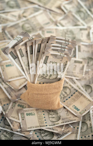 Blick von oben auf eine Leinwand tuch Sack voll von Indischen fünfhundert Rupien. Geld Bild Hintergrund Konzept. Stockfoto