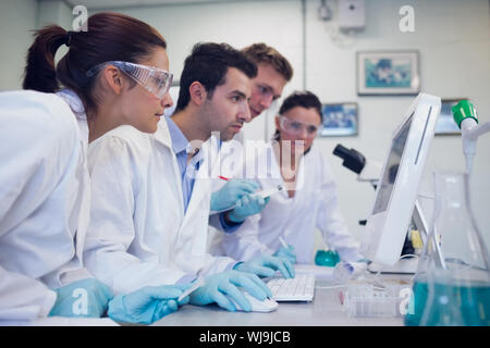 Seitenansicht des ernsthaften Forscher am Bildschirm im Labor auf der Suche Stockfoto
