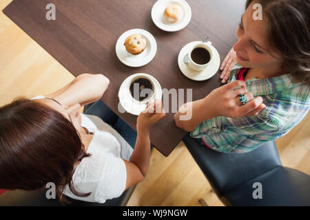 Zwei Studenten mit einer Tasse Kaffee in der Kantine Stockfoto