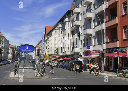 Alltag, alltägliche Szene, alte Gebäude, alte Gebäude Fassade, alte Gebäude, Fassaden, alte Gebäude, in einem alten Gebäude, Wohnungen in einem alten buildi Stockfoto