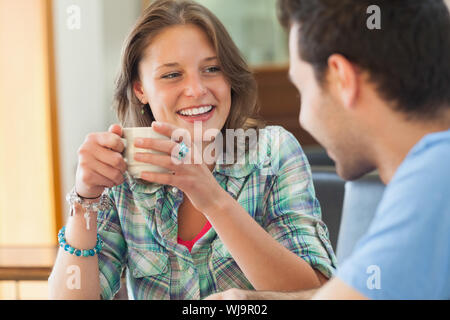 Zwei casual Studenten mit einer Tasse Kaffee in der Kantine Stockfoto