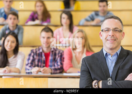 Porträt eines eleganten Lehrer mit Schülern an der Hochschule Hörsaal sitzen Stockfoto