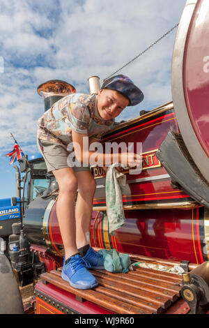 Last minute Polieren einer 1914 Burrell Zugmaschine "Duke of Kent' an der 2018 Low Ham Steam Rally, Somerset, England, Großbritannien Stockfoto