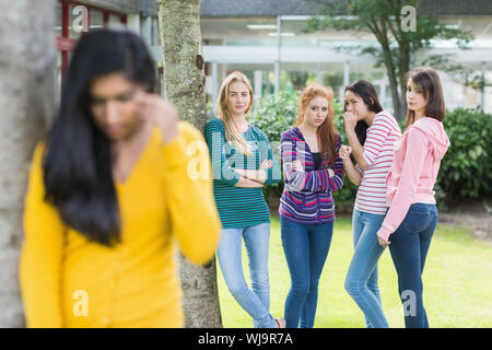 Studentin, die von anderen Schülern gemobbt, Stockfoto