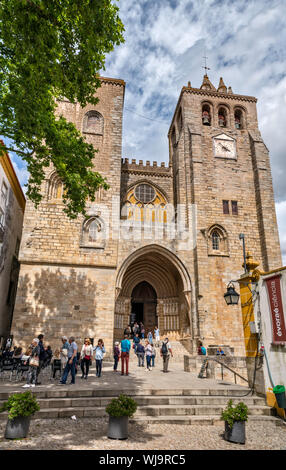 Se (Kathedrale), Fassade aus dem 14. Jahrhundert, in Évora, Alentejo Central, Portugal Stockfoto