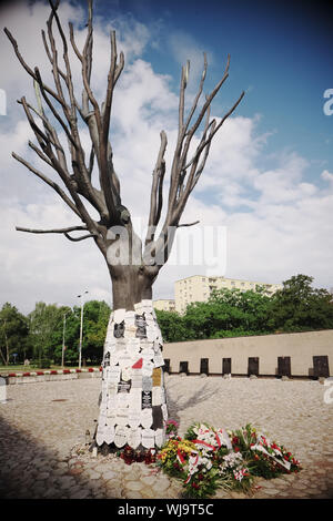 Warschau Polen - Gefängnis Pawiak Baum mit einer Gedenkstätte für die Opfer des deutschen NS-Terror und Folter im Zweiten Weltkrieg Stockfoto