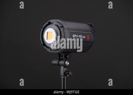 Studio Professional Flash ist eine gepulste Lichtquelle auf schwarzem Hintergrund. Jinbei EF 2 100 geführt. Matrix anzeigen Stockfoto