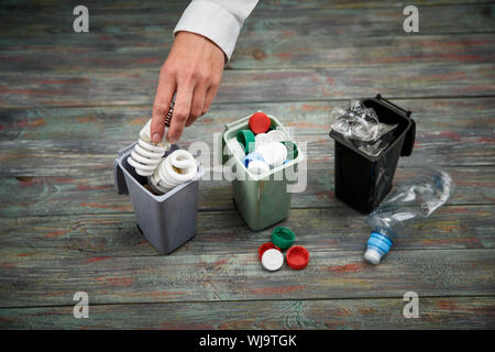 Ökologie Konzept, eine Menge verwertbare Objekte im Container Stockfoto