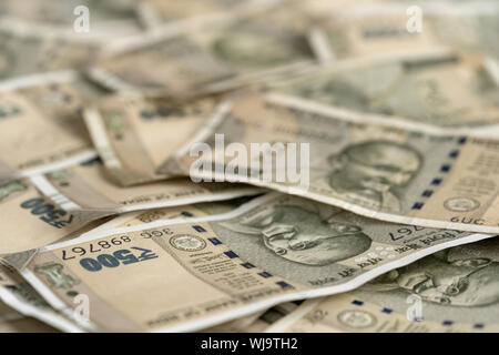 In der Nähe Bild von Indischen fünfhundert Rupien Notizen auf einem Tisch verstreut. Geld Bild konzept mit Platz für Text. Stockfoto