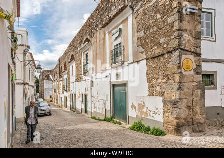 Häuser in Bögen der Aqueduto da Agua de Prata (Silber Wasser Aquädukt), aus dem 16. Jahrhundert gebaut, Rua do Cano in Évora, Alentejo Central, Portugal Stockfoto