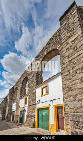 Aqueduto da Agua de Prata (Silber Wasser Aquädukt), 16. Jahrhundert, Häuser in seinen Bögen gebaut, Rua do Cano in Évora, Alentejo Central, Portugal Stockfoto