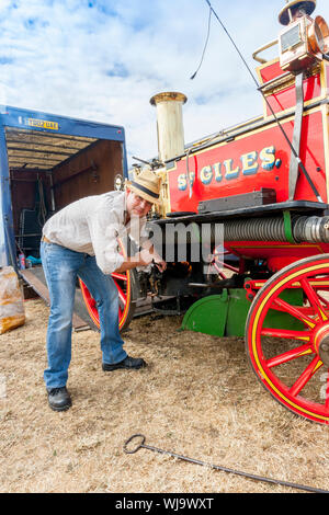 Vorbereitung des Wimborne St Giles (in Dorset) dampfbetriebene Fire Engine an die 2018 Low Ham Steam Rally, Somerset, England, Großbritannien Stockfoto