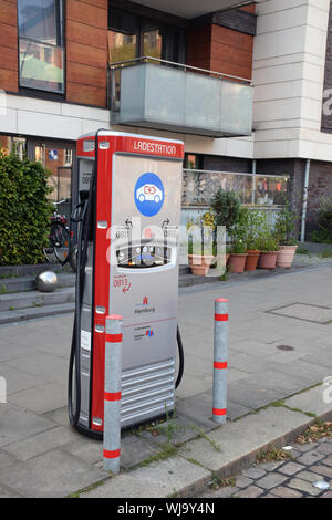 Elektroauto aufladen, Hamburg, Deutschland, August 2019 Stockfoto