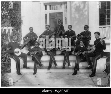 Hampton Institut, Hampton, Virginia, Ca. 1898-11 Schüler in Uniform spielen Gitarren, Banjos, Mandolinen, und Violoncello Stockfoto