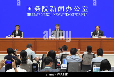 (190903)-BEIJING, Sept. 3, 2019 (Xinhua) - Liu Hua (C), der Direktor der Nationalen Behörde für nukleare Sicherheit, Guo Chengzhan (R), stellvertretender Direktor der Verwaltung und Sprecherin mit dem Staatlichen Rat Information Office Xi Yanchun auf einer Pressekonferenz in Beijing, die Hauptstadt Chinas, Sept. 3, 2019 teilnehmen. China bekräftigt seine Haltung zur Entwicklung der Kernenergie als etablierter Politik in seiner ersten Weißbuch über nukleare Sicherheit am Dienstag und schwört, die internationale Zusammenarbeit zu stärken und eine gemeinsame Zukunft für die nukleare Sicherheit bauen. Mit dem Titel 'Nukleare Sicherheit in China". Stockfoto