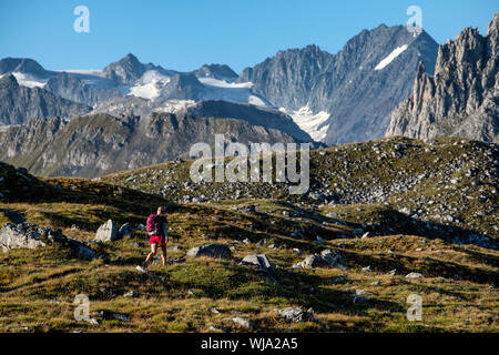 Eine Frau, die in der Nähe der Lacs Merlet Hütte im Parc national de la Vanoise, La Vallee des Avals, Courchevel, Französische Alpen wandert. Stockfoto