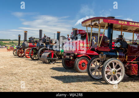 Das Line-up der sortierten Zugmaschinen, Dampfbad, Waggon- und Straßenwalzen am 2018 Low Ham Steam Rally, Somerset, England, Großbritannien Stockfoto