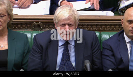 Premierminister Boris Johnson reagiert, als der Führer der Jeremy Corbyn, um seine Aussage zu Abgeordneten im Unterhaus, London reagiert, auf dem G7-Gipfel in Biarritz. Stockfoto