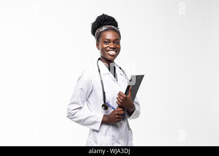 Happy African Medical intern Arzt schriftlich über die Zwischenablage Stockfoto