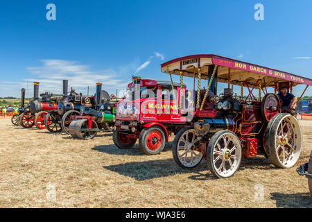 Das Line-up von glänzenden Lack und poliertem Messing auf sortierten Traktion Motoren und Dampf Wagen auf die 2018 Low Ham Steam Rally, Somerset, England, Großbritannien Stockfoto