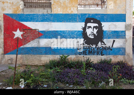 Handgemalte Wandgemälde, die die kubanische Flagge und Che Guevara, Nachbarschaft in der Altstadt von Havanna, Kuba Stockfoto