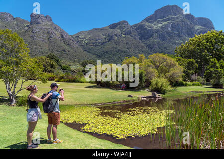 Junges Paar Fotos von Teich in Kirstenbosch National Botanical Garden in Richtung Osten Angesichts der Tafelberg, Kapstadt, Südafrika Stockfoto