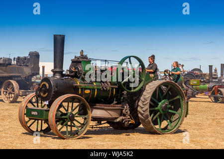 Ein Fowler pflügen Motor durch zwei Damen an die 2018 Low Ham Steam Rally, Somerset, England, Großbritannien Stockfoto