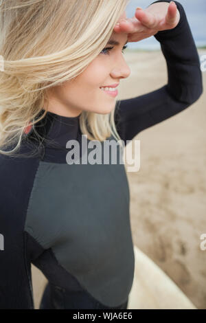 Schließen Sie die Seitenansicht eines schönen blonden Abschirmung Augen am Strand Stockfoto