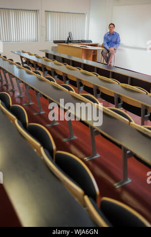 Porträt eines eleganten männliche Lehrer im Hörsaal sitzen Stockfoto