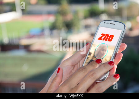 Barcelona, Spanien. September 2019: Smartphone mit Zao App auf dem Bildschirm Stockfoto
