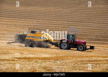 Heu pressen - Landmaschinen verwendet einen Schnitt zu komprimieren und Geharkt Erntegut (z.b. Stroh, Baumwolle, Flachs, Stroh, Salt Marsh Heu oder Silage) in kompakten Ballen, Stockfoto