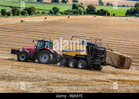 Heu pressen - Landmaschinen verwendet einen Schnitt zu komprimieren und Geharkt Erntegut (z.b. Stroh, Baumwolle, Flachs, Stroh, Salt Marsh Heu oder Silage) in kompakten Ballen, Stockfoto