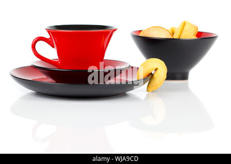 Glückskeks mit roter Schale, auf weißem Hintergrund mit Textfreiraum. Stockfoto