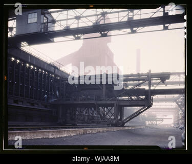 Hanna Öfen der Great Lakes Steel Corporation, Detroit, Michigan Kohle Drücker Apparat mit Kohle Speicher Stockfoto