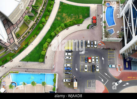 Luxus Bezirk Luftaufnahme. Das moderne Leben Bezirk mit Pool, Parkplätze, Gehwege und grüne Zone. Dubai, VAE Stockfoto