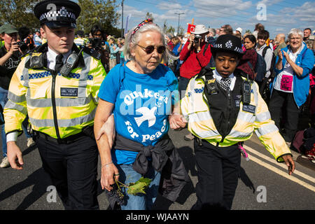 London, Großbritannien. 3. September, 2019. Polizisten verhaften Quäker Sperrung einer der beiden wichtigsten Zufahrtsstraßen zu ExCel London am zweiten Tag der Woche - lange Proteste gegen DSEI, der größten Waffen der Welt. Proteste wurden rund um Glauben und Gebet und Gläubigen, die aus mehreren Religionen einschließlich der Quäker in Solidarität gegen den Waffenhandel. Credit: Mark Kerrison/Alamy leben Nachrichten Stockfoto